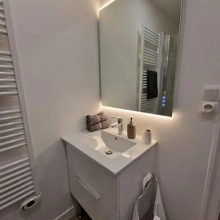 Nid Douillet En Bord De